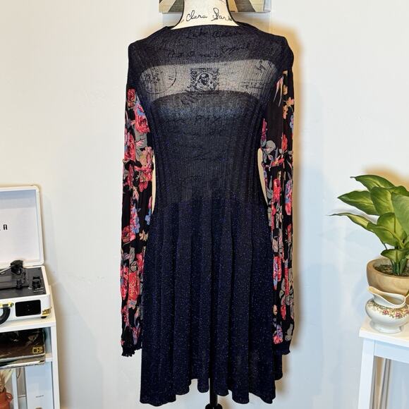 FREE PEOPLE Black Rose Shine Sweater Knit‎ Floral Sleeves Fit Flare Dress M